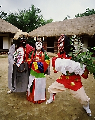 포토 JPG 한국문화 한국전통 여자 남자 한국 사람 야외 세명 공연 전통공연 탈춤 전통무용 산대놀이 국내포토 동양문화 전통 아시아 이벤트 춤 파일형식