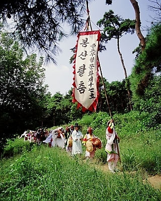 포토 JPG 한국문화 한국전통 여자 남자 한국 사람 여러명 야외 공연 전통공연 탈춤 전통무용 산대놀이 국내포토 동양문화 전통 아시아 다수 이벤트 춤 파일형식