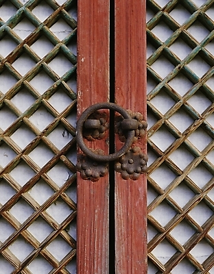 포토 JPG 한국문화 한국전통 시설물 현대건축 건축 사람없음 전통문양 문 건축부분 문고리 국내포토 동양문화 전통 문양 건축물 한국 파일형식