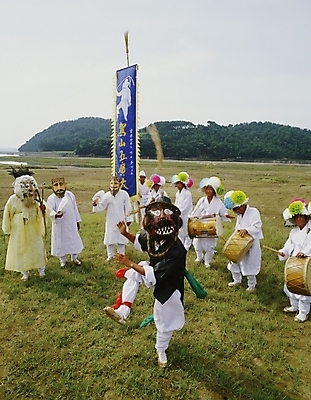 포토 JPG 한국문화 한국전통 여자 남자 한국 사람 여러명 야외 전통놀이 공연 사물놀이 전통공연 탈춤 전통무용 산대놀이 국내포토 동양문화 전통 아시아 다수 놀이 이벤트 춤 파일형식