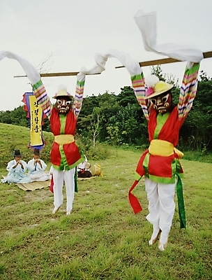 포토 JPG 한국문화 한국전통 여자 남자 한국 사람 여러명 야외 공연 전통공연 탈춤 전통무용 산대놀이 국내포토 동양문화 전통 아시아 다수 이벤트 춤 파일형식