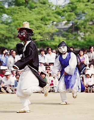 포토 JPG 한국문화 한국전통 여자 남자 한국 사람 여러명 야외 공연 전통공연 탈춤 전통무용 산대놀이 국내포토 동양문화 전통 아시아 다수 이벤트 춤 파일형식