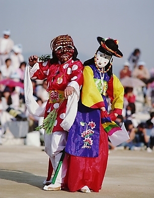 포토 JPG 한국문화 한국전통 여자 남자 한국 사람 여러명 야외 공연 전통공연 탈춤 전통무용 산대놀이 국내포토 동양문화 전통 아시아 다수 이벤트 춤 파일형식