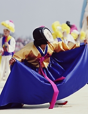 포토 JPG 한국문화 한국전통 여자 남자 한국 사람 여러명 야외 공연 전통공연 탈춤 전통무용 산대놀이 국내포토 동양문화 전통 아시아 다수 이벤트 춤 파일형식