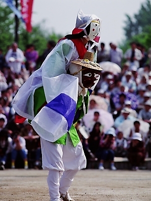 포토 JPG 한국문화 한국전통 여자 남자 한국 사람 여러명 야외 공연 전통공연 탈춤 전통무용 탈 산대놀이 국내포토 동양문화 전통 아시아 다수 가면 이벤트 춤 파일형식