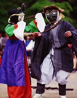포토 JPG 한국문화 한국전통 여자 남자 한국 사람 야외 두명 공연 전통공연 탈춤 전통무용 탈 산대놀이 국내포토 동양문화 전통 아시아 가면 이벤트 춤 파일형식