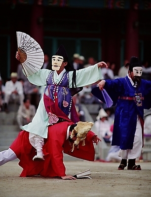 포토 JPG 한국문화 한국전통 여자 남자 한국 사람 여러명 야외 공연 전통공연 탈춤 전통무용 산대놀이 국내포토 동양문화 전통 아시아 다수 이벤트 춤 파일형식