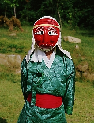 포토 JPG 한국문화 한국전통 남자 한국 한명 사람 성인 야외 공연 전통공연 탈춤 전통무용 탈 산대놀이 남자만 남자한명만 성인남자만 성인만 국내포토 1 동양문화 전통 아시아 가면 이벤트 춤 파일형식