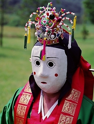 포토 JPG 한국문화 한국전통 여자 한국 한명 사람 성인 야외 공연 전통공연 탈춤 전통무용 탈 산대놀이 여자만 여자한명만 성인여자만 성인만 국내포토 1 동양문화 전통 아시아 가면 이벤트 춤 파일형식