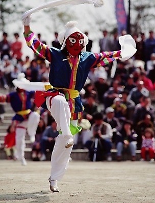 포토 JPG 한국문화 한국전통 여자 남자 한국 사람 여러명 야외 공연 전통공연 탈춤 전통무용 산대놀이 국내포토 동양문화 전통 아시아 다수 이벤트 춤 파일형식
