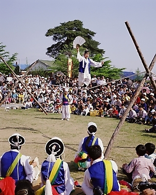 포토 JPG 한국문화 한국전통 여자 남자 한국 사람 여러명 야외 전통놀이 공연 서커스 사물놀이 외줄타기 국내포토 동양문화 전통 아시아 다수 놀이 이벤트 묘기 전통공연 줄타기 파일형식