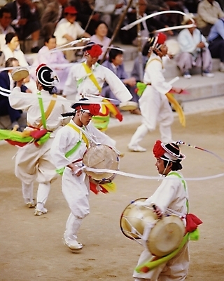 포토 JPG 한국문화 한국전통 여자 남자 한국 국악기 사람 여러명 전통놀이 공연 사물놀이 국내포토 동양문화 전통 아시아 악기 다수 놀이 국악 이벤트 전통공연 파일형식