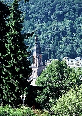 포토 JPG 나무 시설물 건축 유럽 종교 외국문화 고건축 해외건축 종교건축 유럽건축 독일 사람없음 건물 교회 숲 시계탑 독일문화 하이델베르크 국내포토 식물 해외 건축물 나라 문화 서양건축 탑 유럽문화 파일형식