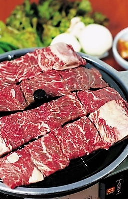 포토 JPG 스튜디오촬영 음식 육류 사람없음 아웃포커스 소고기 상추 버너 갈비 불판 갈비구이 소갈비 국내포토 채소 식재료 촬영기법 실내 구이 파일형식