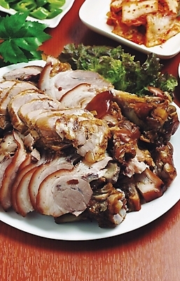 포토 JPG 스튜디오촬영 접시 한식 음식 김치 돼지고기 사람없음 상추 족발 나무도마 나무탁자 돼지족발 국내포토 식기 채소 탁자 도마 실내 육류 목재 파일형식