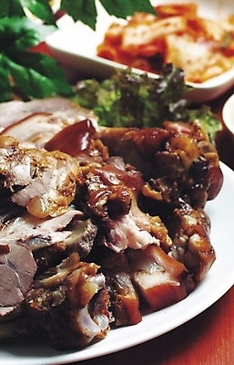 포토 JPG 스튜디오촬영 접시 한식 음식 김치 육류 돼지고기 근접촬영 사람없음 아웃포커스 상추 족발 나무탁자 돼지족발 국내포토 식기 뷰포인트 채소 식재료 탁자 촬영기법 실내 파일형식