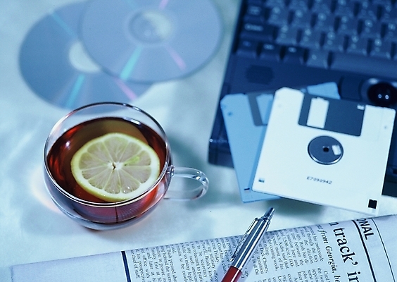 포토 JPG 스튜디오촬영 음료 음식 잔 사람없음 노트북 만년필 CD 신문 차 플로피디스크 레몬 홍차 영자신문 과일차 국내포토 식기 과일 실내 간행물 차_음료 전자제품 펜 뉴스 파일형식