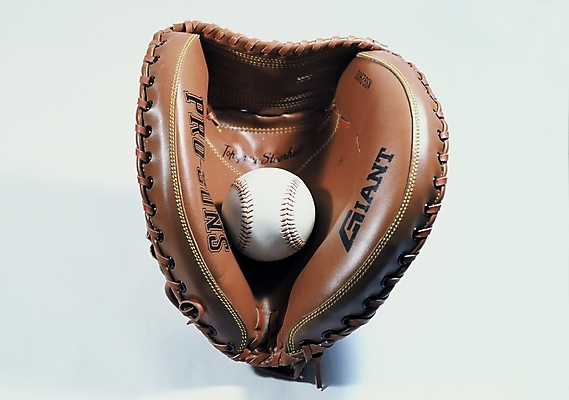 포토 JPG 스튜디오촬영 스포츠용품 공 사람없음 야구 글러브 야구글러브 야구공 국내포토 스포츠 장갑 실내 구기 야구용품 오브젝트 파일형식