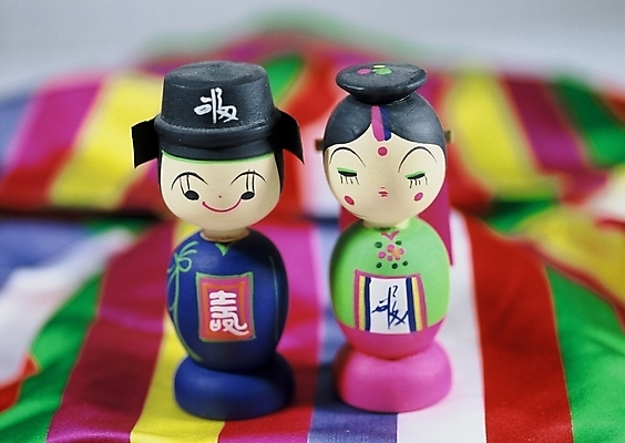 포토 JPG 스튜디오촬영 한국전통 커플 인형 신랑 결혼 사람없음 전통의상 한복 오브젝트 전통혼례 목각인형 각시 나무인형 국내포토 전통 관계 한국 실내 이벤트 전통의례 파일형식