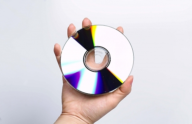 포토 JPG 스튜디오촬영 손 신체부위 CD 저장장치 국내포토 실내 사람 컴퓨터용품 파일형식