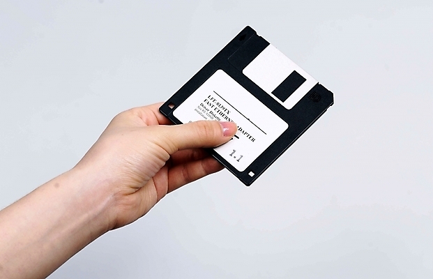 포토 JPG 스튜디오촬영 손 신체부위 플로피디스크 저장장치 국내포토 실내 사람 컴퓨터용품 파일형식