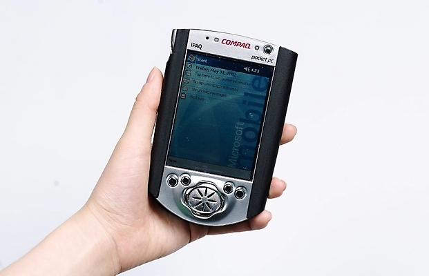 포토 JPG 스튜디오촬영 손 통신 신체부위 전자제품 PDA 휴대정보단말기 국내포토 실내 사람 단말기 파일형식