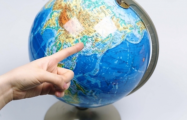 포토 JPG 스튜디오촬영 손 손가락 신체부위 세계 글로벌 지구본 가리킴 지시 방향 집게손가락 국내포토 모션 실내 사람 손짓 파일형식