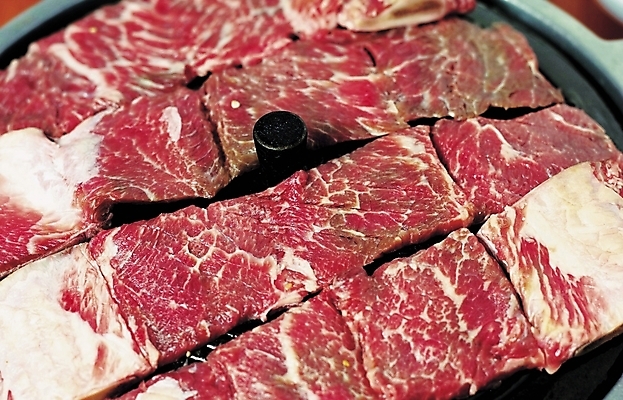 포토 JPG 스튜디오촬영 식재료 생고기 사람없음 소고기 갈비 불판 갈비구이 소갈비 솥뚜껑 국내포토 실내 육류 구이 파일형식