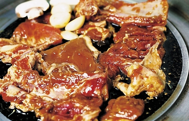 포토 JPG 스튜디오촬영 식재료 사람없음 버섯 소고기 갈비 불판 양념갈비 갈비구이 소갈비 양념구이 철판구이 국내포토 실내 육류 구이 파일형식