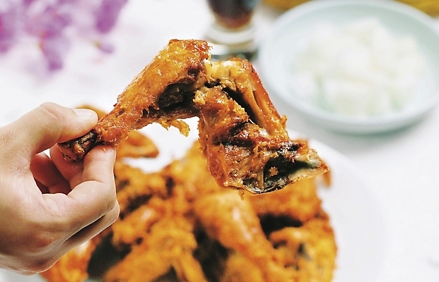 포토 JPG 스튜디오촬영 손 음식 요리 치킨 튀김 닭 안주 닭다리튀김 국내포토 조류 실내 신체부위 닭고기요리 파일형식