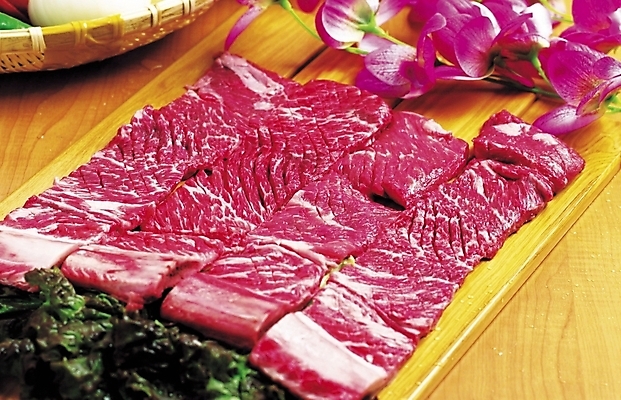 포토 JPG 스튜디오촬영 꽃 식재료 도마 사람없음 장식 소고기 상추 갈비 칼집 나무도마 나무탁자 소갈비 국내포토 식물 채소 탁자 주방용품 실내 육류 목재 파일형식