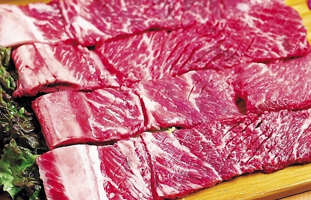 포토 JPG 스튜디오촬영 식재료 생고기 사람없음 소고기 상추 갈비 칼집 나무도마 소갈비 국내포토 채소 도마 실내 육류 목재 파일형식