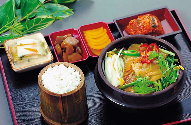 포토 JPG 스튜디오촬영 음식 반찬 사람없음 나무쟁반 대나무통밥 어묵탕 국내포토 밥 쟁반 실내 목재 탕 파일형식