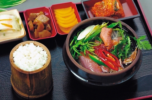 포토 JPG 스튜디오촬영 음식 반찬 사람없음 나무쟁반 대나무통밥 알탕 일본음식 국내포토 한식 밥 쟁반 실내 목재 탕 파일형식