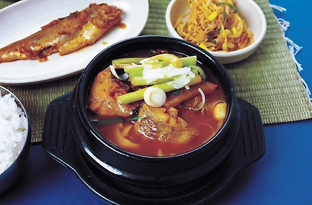 포토 JPG 스튜디오촬영 한식 음식 반찬 사람없음 찌개 뚝배기 파란배경 생선찌개 생태찌게 국내포토 백그라운드 실내 파란색 파일형식