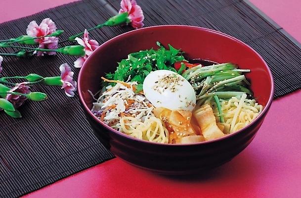 포토 JPG 스튜디오촬영 한식 음식 한국 사람없음 라면 면류 분식 카네이션 김치라면 국내포토 꽃 아시아 실내 파일형식