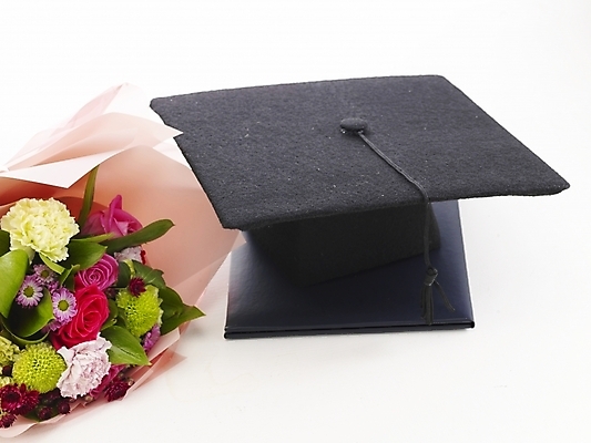포토 JPG 교육 꽃다발 학사모 졸업 사람없음 졸업장 오브젝트 국내포토 모자_잡화 꽃 파일형식