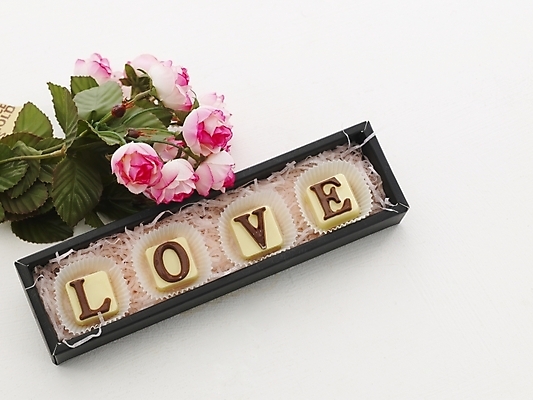 포토 JPG 문자 기호 알파벳 기념일 꽃 음식 포장 디저트 발렌타인데이 선물 사랑 사람없음 상자 장미 초콜릿 국내포토 식물 영어 감정 데이이벤트 이벤트 파일형식