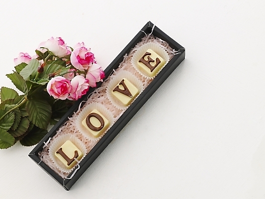 포토 JPG 문자 기호 알파벳 기념일 꽃 음식 포장 디저트 발렌타인데이 선물 사랑 사람없음 상자 장미 초콜릿 국내포토 식물 영어 감정 데이이벤트 이벤트 파일형식