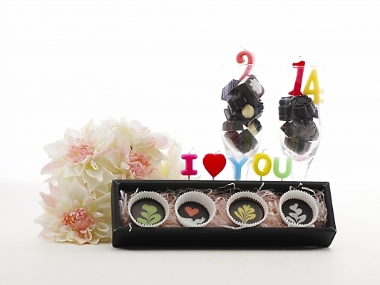 포토 JPG 문자 기호 알파벳 기념일 꽃 음식 포장 디저트 발렌타인데이 선물 사랑 누끼 사람없음 상자 초콜릿 국내포토 식물 영어 감정 데이이벤트 이벤트 파일형식