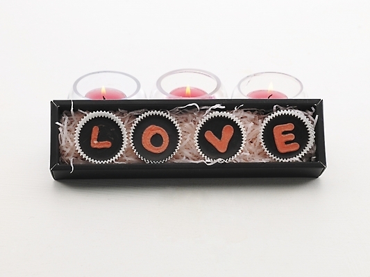 포토 JPG 문자 기호 알파벳 기념일 음식 포장 촛불 디저트 발렌타인데이 선물 사랑 누끼 사람없음 상자 초콜릿 국내포토 영어 감정 초 데이이벤트 이벤트 파일형식