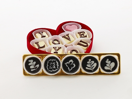 포토 JPG 문자 기호 알파벳 기념일 음식 포장 디저트 발렌타인데이 선물 사랑 누끼 사람없음 상자 초콜릿 하트 국내포토 모양 영어 감정 데이이벤트 이벤트 파일형식