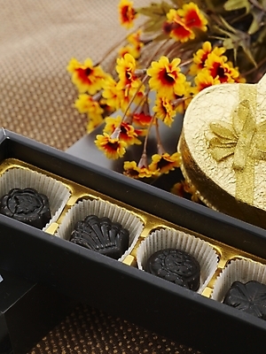 포토 JPG 기념일 꽃 음식 포장 디저트 발렌타인데이 선물 사람없음 상자 초콜릿 국내포토 식물 데이이벤트 이벤트 파일형식