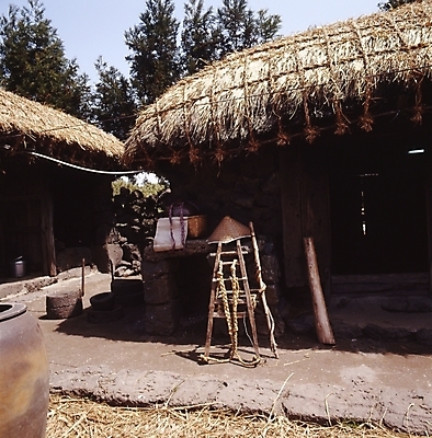 포토 JPG 주간 전통 시설물 건축 고건축 한국건축 자연 한국 초가집 풍경 사람없음 야외 제주도 동양건축 항아리 지게 맷돌 국내포토 자연요소 건축물 아시아 한옥 도자기 생태계 파일형식 동양