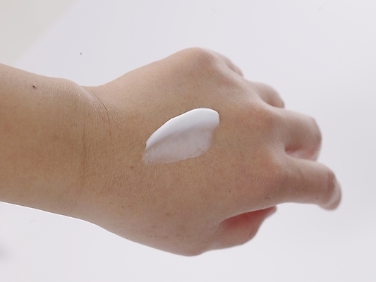 포토 JPG 손 관리 손짓 신체부위 화장 뷰티 화장품 미용용품 크림 핸드크림 국내포토 모션 사람 오브젝트 파일형식