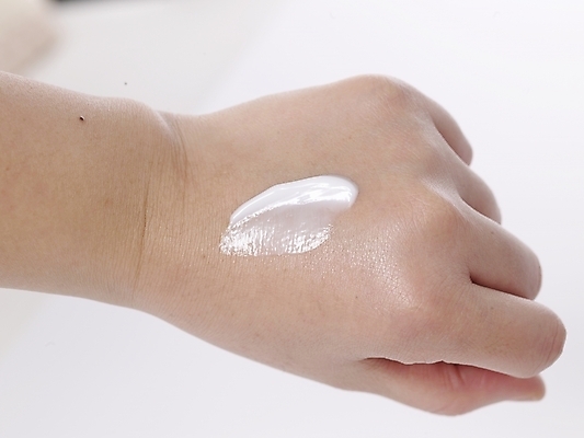 포토 JPG 손 관리 손짓 신체부위 화장 뷰티 화장품 미용용품 크림 핸드크림 국내포토 모션 사람 오브젝트 파일형식