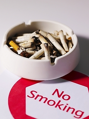 포토 JPG 캠페인 생활용품 담배 사람없음 팻말 알림 금연 담배꽁초 재떨이 국내포토 프레임 사회이슈 오브젝트 파일형식