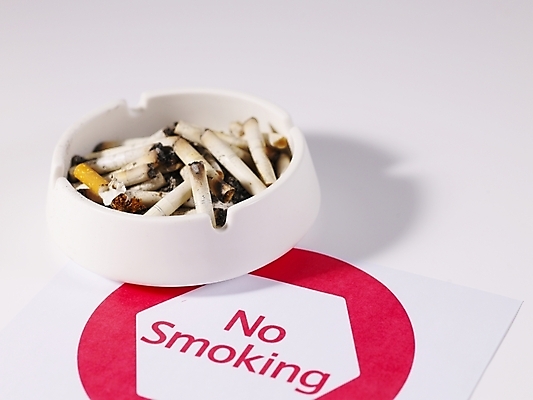 포토 JPG 캠페인 생활용품 담배 사람없음 팻말 알림 금연 담배꽁초 재떨이 국내포토 프레임 사회이슈 오브젝트 파일형식