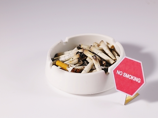 포토 JPG 캠페인 생활용품 담배 누끼 사람없음 팻말 알림 금연 담배꽁초 재떨이 국내포토 프레임 사회이슈 오브젝트 파일형식