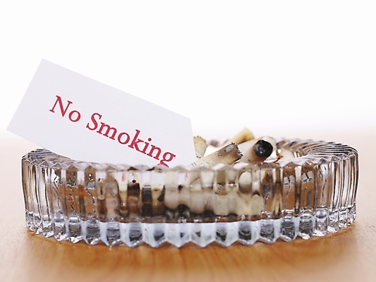 포토 JPG 캠페인 생활용품 담배 사람없음 팻말 알림 금연 담배꽁초 재떨이 국내포토 프레임 사회이슈 오브젝트 파일형식